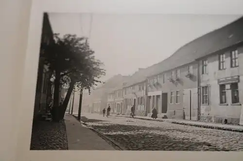 tolles altes Foto - Strassenzug - Friseur - Strasse die zum Bahnhof führt - Ort?