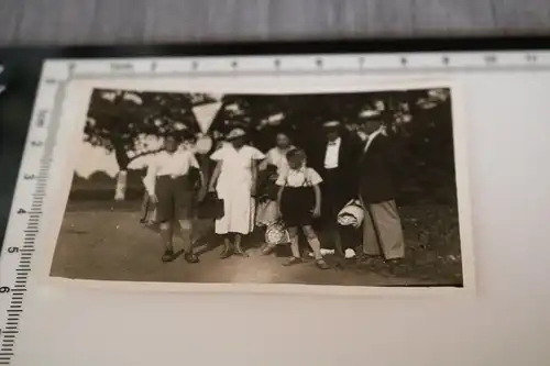 tolles altes Foto - Gruppe Personen - HIntergrund  Schild Adler Dienst Hamburg