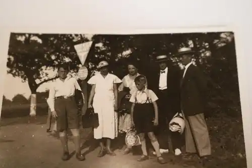 tolles altes Foto - Gruppe Personen - HIntergrund  Schild Adler Dienst Hamburg