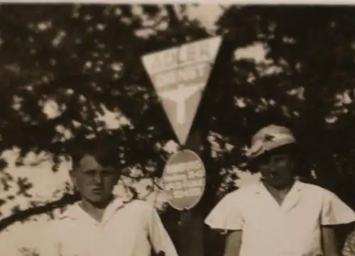 tolles altes Foto - Gruppe Personen - HIntergrund  Schild Adler Dienst Hamburg