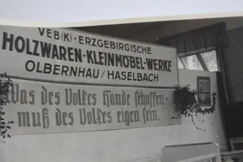 tolles altes Foto - Ausstellung Holzmöbel aus Olbernhau - VEB Erzgebirge