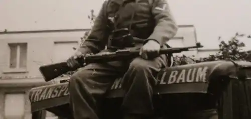 tolles altes Foto - Soldat posiert auf auf zivilen LKW - Transportunternehmen ?