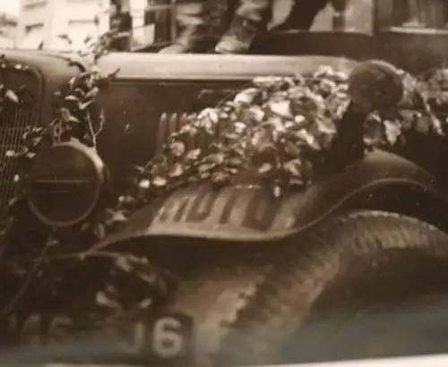 tolles altes Foto - Soldat posiert auf auf zivilen LKW - Transportunternehmen ?