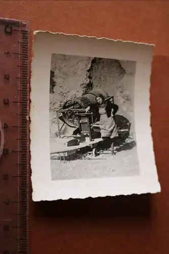 tolles altes Foto hübsche Frau an einer Sieb-Maschine ?  1941