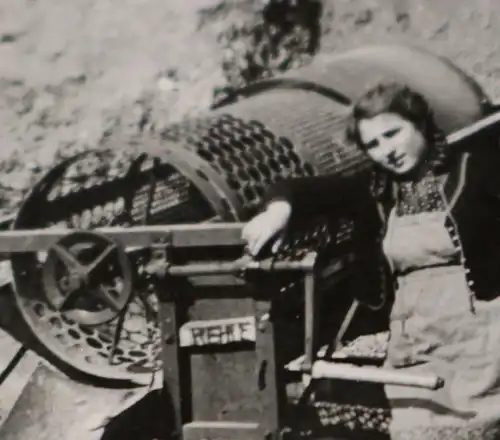 tolles altes Foto hübsche Frau an einer Sieb-Maschine ?  1941