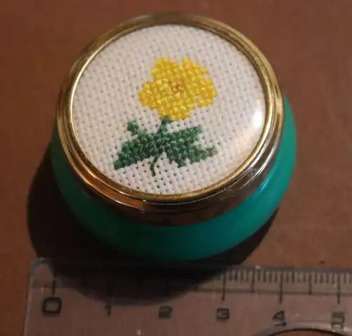 tolles Pillendöschen mit gestickter Blume im Deckel