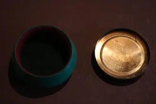 tolles Pillendöschen mit gestickter Blume im Deckel 