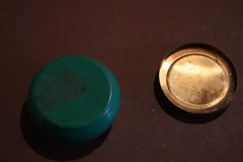 tolles Pillendöschen mit gestickter Blume im Deckel 