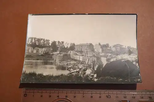 altes Foto zerstörte Brücke und Gebäude - Ort ???