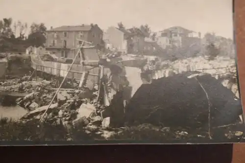 altes Foto zerstörte Brücke und Gebäude - Ort ???