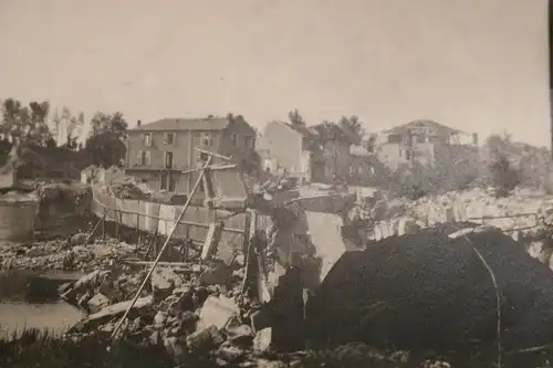 altes Foto zerstörte Brücke und Gebäude - Ort ??? 