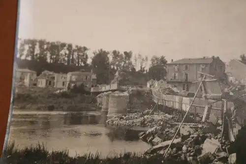 altes Foto zerstörte Brücke und Gebäude - Ort ???