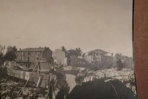 altes Foto zerstörte Brücke und Gebäude - Ort ??? 