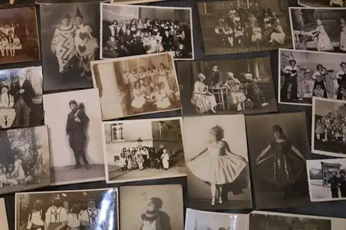 aus Sammlernachlass  78 tolle alte Fotos mit Personen in Kostümen, Fasching