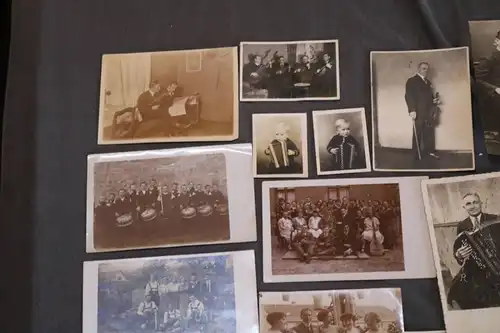 aus Sammlernachlass  22 tolle alte Fotos Personen mit Musikinstrumente 