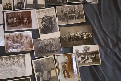 aus Sammlernachlass  22 tolle alte Fotos Personen mit Musikinstrumente 
