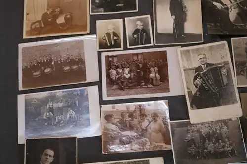 aus Sammlernachlass  22 tolle alte Fotos Personen mit Musikinstrumente 