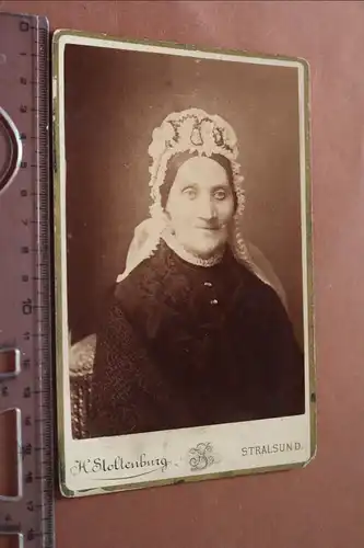 tolles altes Kabinettfoto - alte Frau in Tracht - hübsche Haube - Stralsund