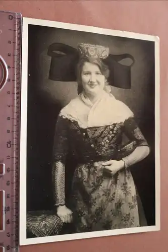 tolles altes Foto - hüsbche Frau in Tracht - Ort ???