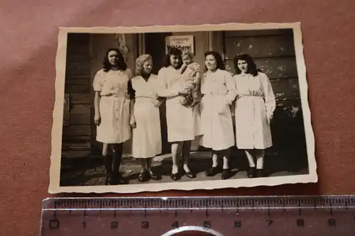 tolles altes Foto - Gruppe Frauen - Arbeiterinnen einer Wäscherei 