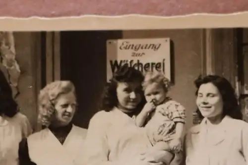 tolles altes Foto - Gruppe Frauen - Arbeiterinnen einer Wäscherei 
