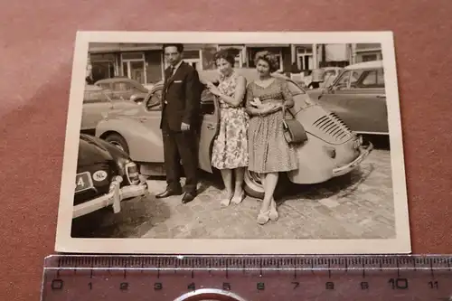 tolles altes Foto - Personen und Oldtimer Renault 4 CV  50-60er Jahre