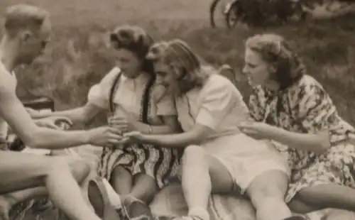 tolles altes Foto - drei hübsche Mädels und ein Mann  1944