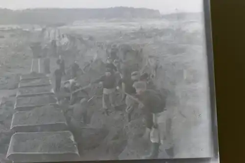 altes Negativ - Männer - Soldaten ?? schaufeln Sand in Loren - 1910-1920 ?