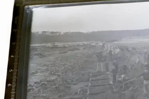 altes Negativ - Männer - Soldaten ?? schaufeln Sand in Loren - 1910-1920 ?