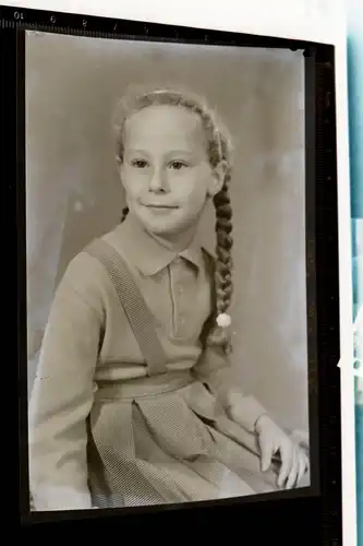 altes Negativ - Portrait eines Mädchens mit Zopf