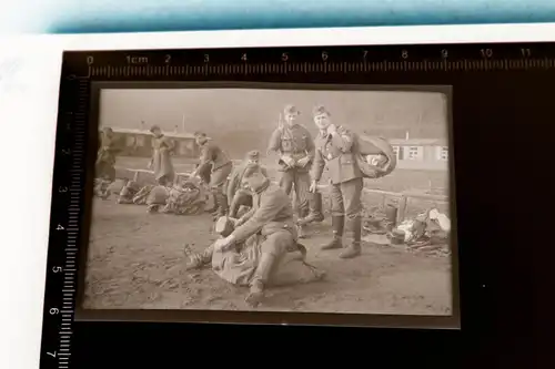 ein Negativ - Soldat beim packen Rucksack 