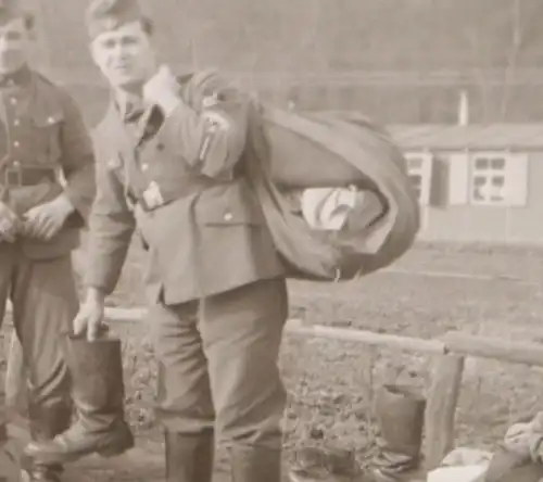 ein Negativ - Soldat beim packen Rucksack