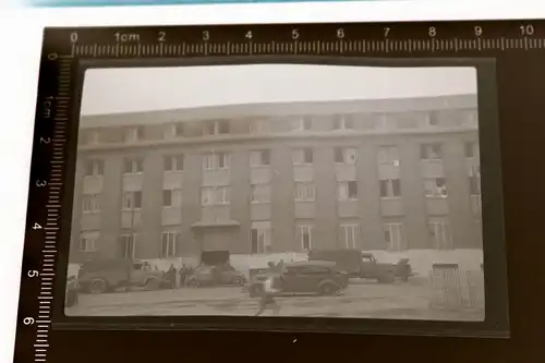 ein Negativ - Mietshaus ? Kaserne ??? Soldaten am Eingang, PKW; LKW usw 