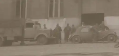 ein Negativ - Mietshaus ? Kaserne ??? Soldaten am Eingang, PKW; LKW usw 
