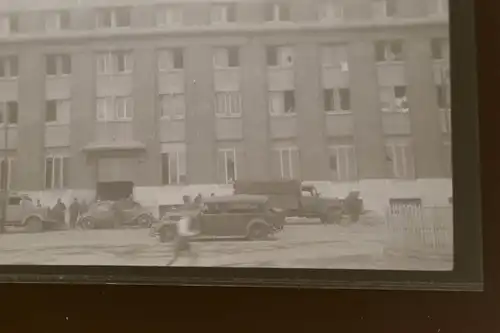 ein Negativ - Mietshaus ? Kaserne ??? Soldaten am Eingang, PKW; LKW usw 