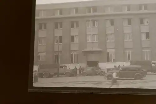 ein Negativ - Mietshaus ? Kaserne ??? Soldaten am Eingang, PKW; LKW usw 