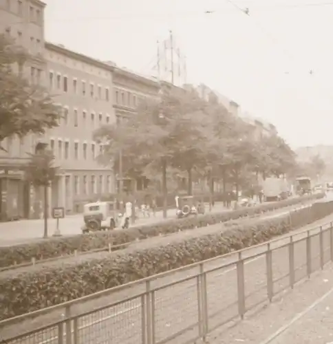 tolles altes Negativ unbekannte Stadt - Säule - Haltestelle Strassenbahn 30-40er