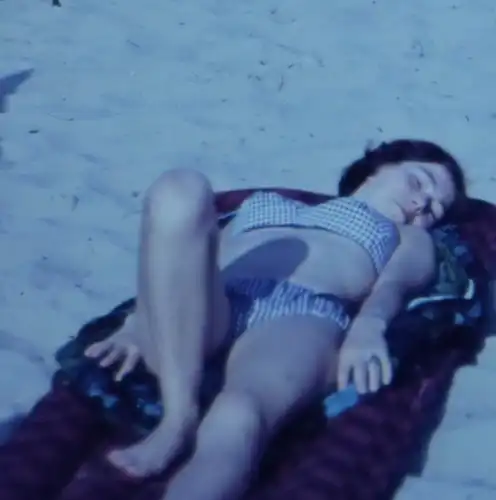 zwei tolle alte Farbdias - hübsche Frau beim Sonnenbad Strand - 50er Jahre ??