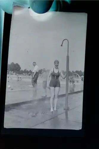 tolles altes Negativ Frau unter kalter Dusche im Freibad - 20-30er Jahre ?