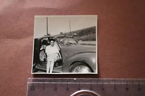 tolles altes Foto Frau sitzt in mir unbekannten Oldtimer -??