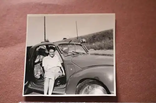 tolles altes Foto Frau sitzt in mir unbekannten Oldtimer -??