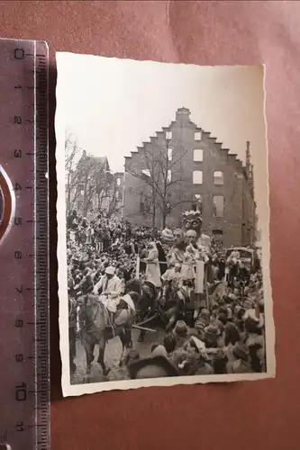 altes Foto - Karnevalsumzug Nachkriegszeit - zerstörte Gebäude