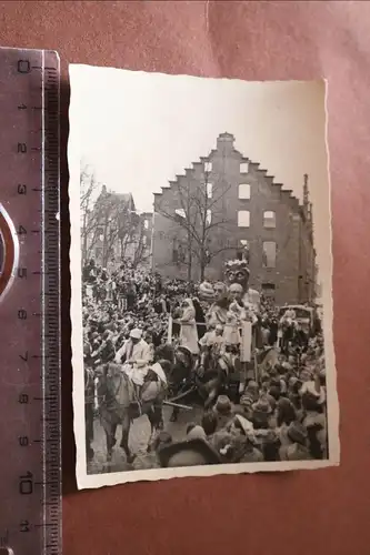 altes Foto - Karnevalsumzug Nachkriegszeit - zerstörte Gebäude 