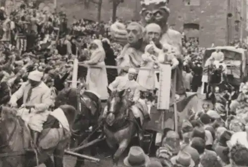 altes Foto - Karnevalsumzug Nachkriegszeit - zerstörte Gebäude 