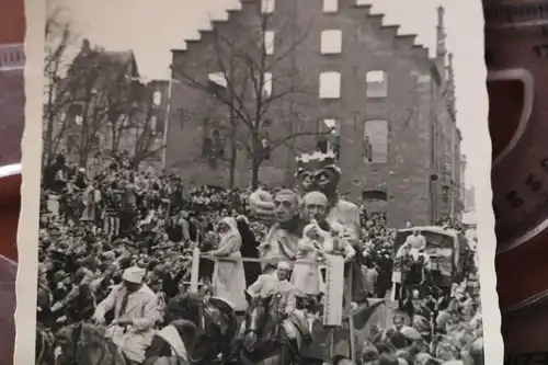 altes Foto - Karnevalsumzug Nachkriegszeit - zerstörte Gebäude 