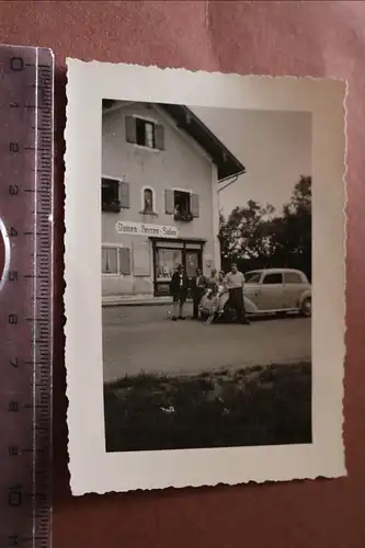 tolles altes Foto Familie mit Oldtimer 50er Jahre vor Friseur-Salon 