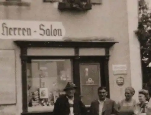 tolles altes Foto Familie mit Oldtimer 50er Jahre vor Friseur-Salon 