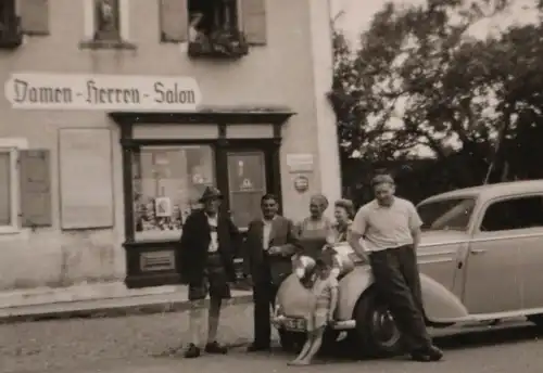 tolles altes Foto Familie mit Oldtimer 50er Jahre vor Friseur-Salon 