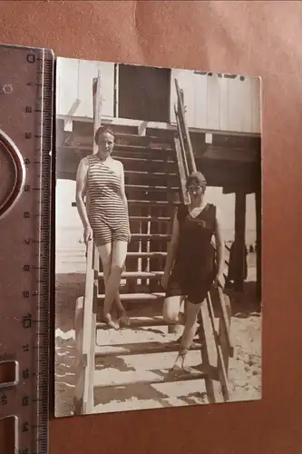 tolles altes Foto zwei Frauen im Badeanzug 1925  bad Koserow 