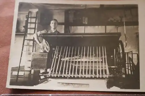 tolles altes Foto - Mann an mir unbekannte Maschine ??? 30er Jahre ?